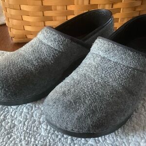 Dansko 41 (10.10:5) Vegan Clogs Gray Fabric Professional Shoes